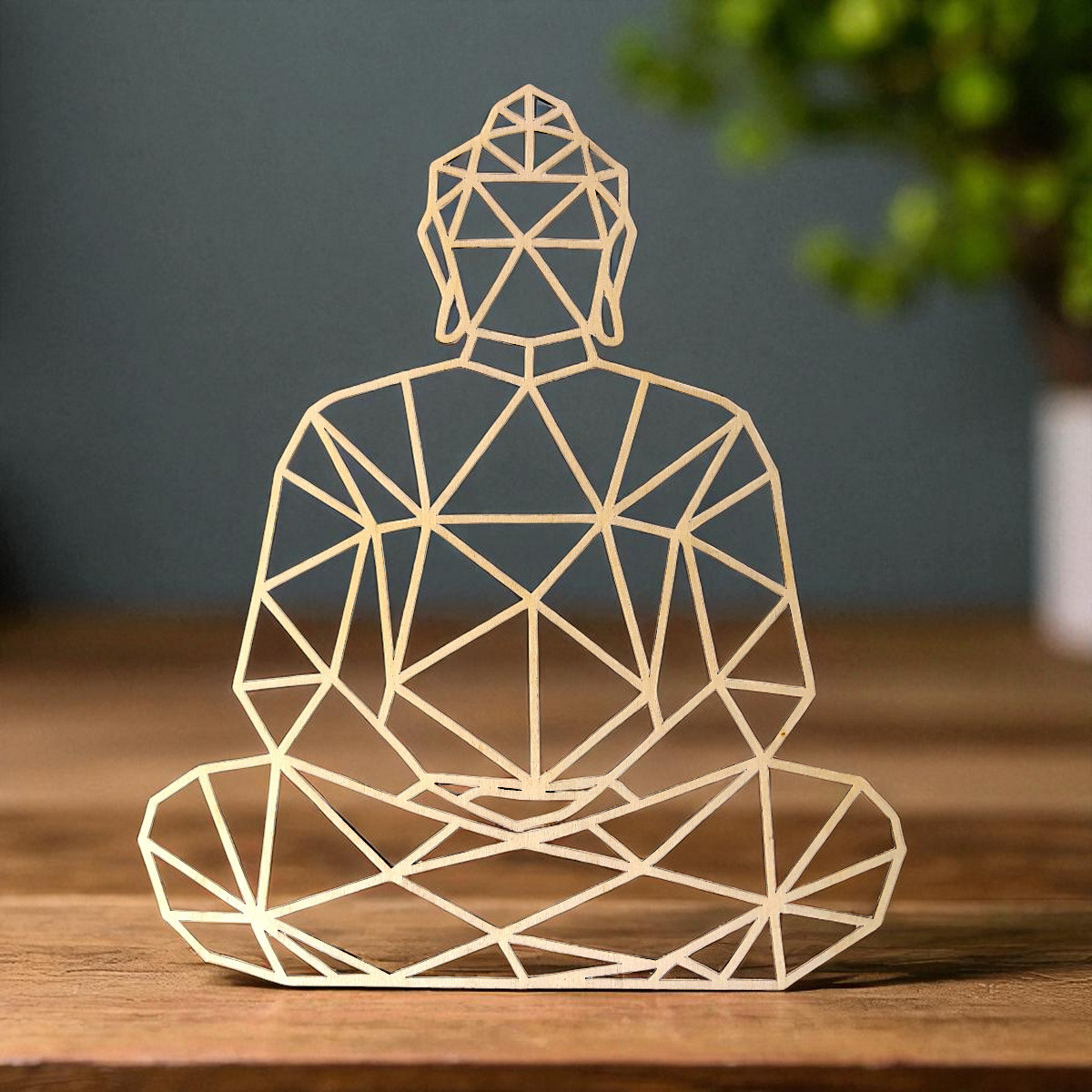 Holzdeko Buddha im Low-Poly-Stil, lasergeschnitten aus Pappelholz mit dunklen Schnittkanten