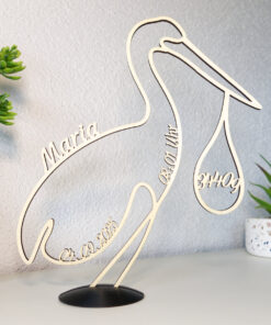 Personalisierter Geburtsaufsteller mit Storch aus Pappelholz, 22x20 cm – Ambiente Frontansicht