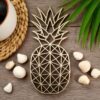 holz-wanddeko-ananas-low-poly-18x38-rustikaler-tisch Holz-Wanddeko Ananas im Low-Poly-Stil auf rustikalem Holztisch, geometrisches Design, 18 × 38 cm, dekoratives Wandobjekt für moderne Wohnideen