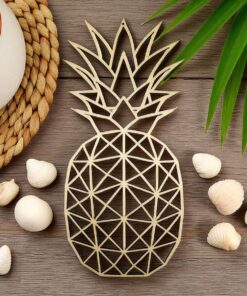 Holz-Wanddeko Ananas im Low-Poly-Stil auf rustikalem Holztisch, geometrisches Design, 18 × 38 cm, dekoratives Wandobjekt für moderne Wohnideen