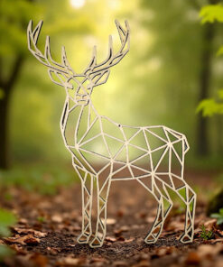 Holz-Wanddeko Hirsch im Low-Poly-Stil vor Waldhintergrund, geometrisches Design, 28 × 38 cm, dekoratives Wandobjekt für Wohnzimmer oder Büro