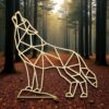 holz-wanddeko-wolf-low-poly-38x38cm-front-1 Holz-Wanddeko Wolf im Low-Poly-Stil vor Waldhintergrund, geometrisches Design, 38 × 38 cm, dekoratives Wandobjekt für Wohnzimmer, Büro oder Flur