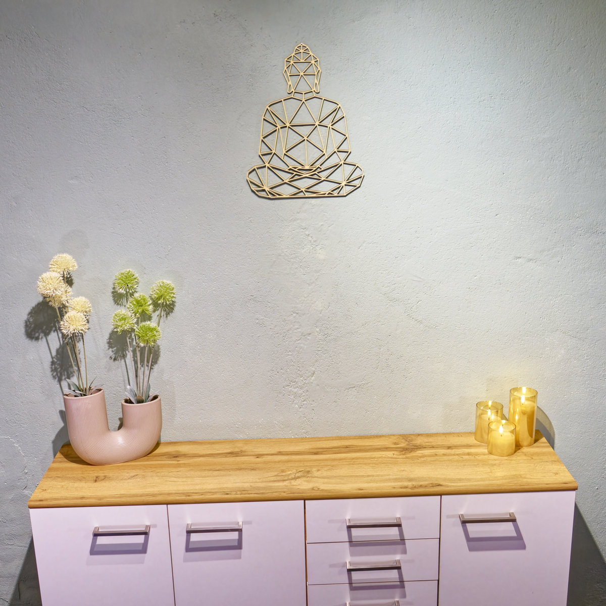 Low-Poly-Buddha als Wandbild aus Holz – moderne, minimalistische Holzdekoration von FineDeko über einem Sideboard.